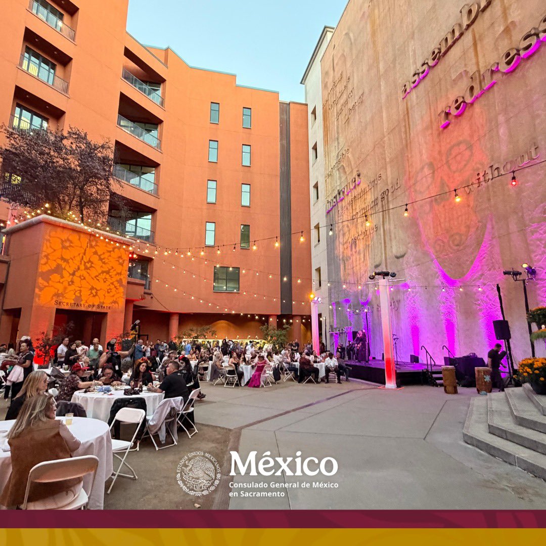 consulmexsac's tweet photo. 💀🌼 El Cónsul @Tonatiuh_ encabezó la fiesta de #DíaDeMuertos en el @TheCAMuseum . +1,200 personas celebraron nuestras tradiciones con ofrendas, danza del #imbasac y música de #MariachiBonitas. ¡Nuestras raíces nos unen! 🕯️🇲🇽
#DiplomaciaCulturalMX @SRE_mx @IME_SRE https://t.co/psSbjsVcY5