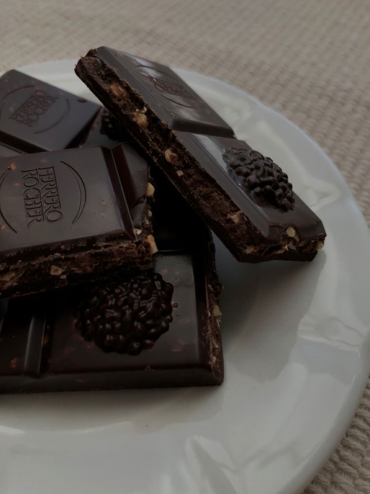 strvedfqwn's tweet photo. kiss , marry , kill 

dark chocolate , milk chocolate , white chocolate https://t.co/JSER5Af37j