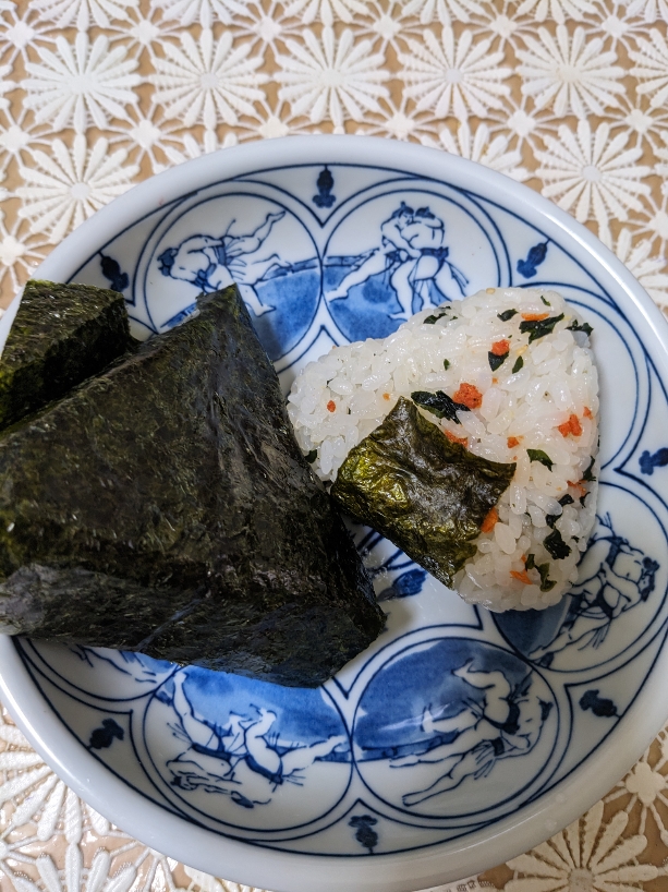lucy2025kazu's tweet photo. 今日のおにぎりは明太子と混ぜ込みわかめ。🍙
チョコくんはママのおにぎりがいいのですね。🍙💙
（2012年「ATARU」より）😊

＃OnigiriAction https://t.co/FKzB2iVNa3