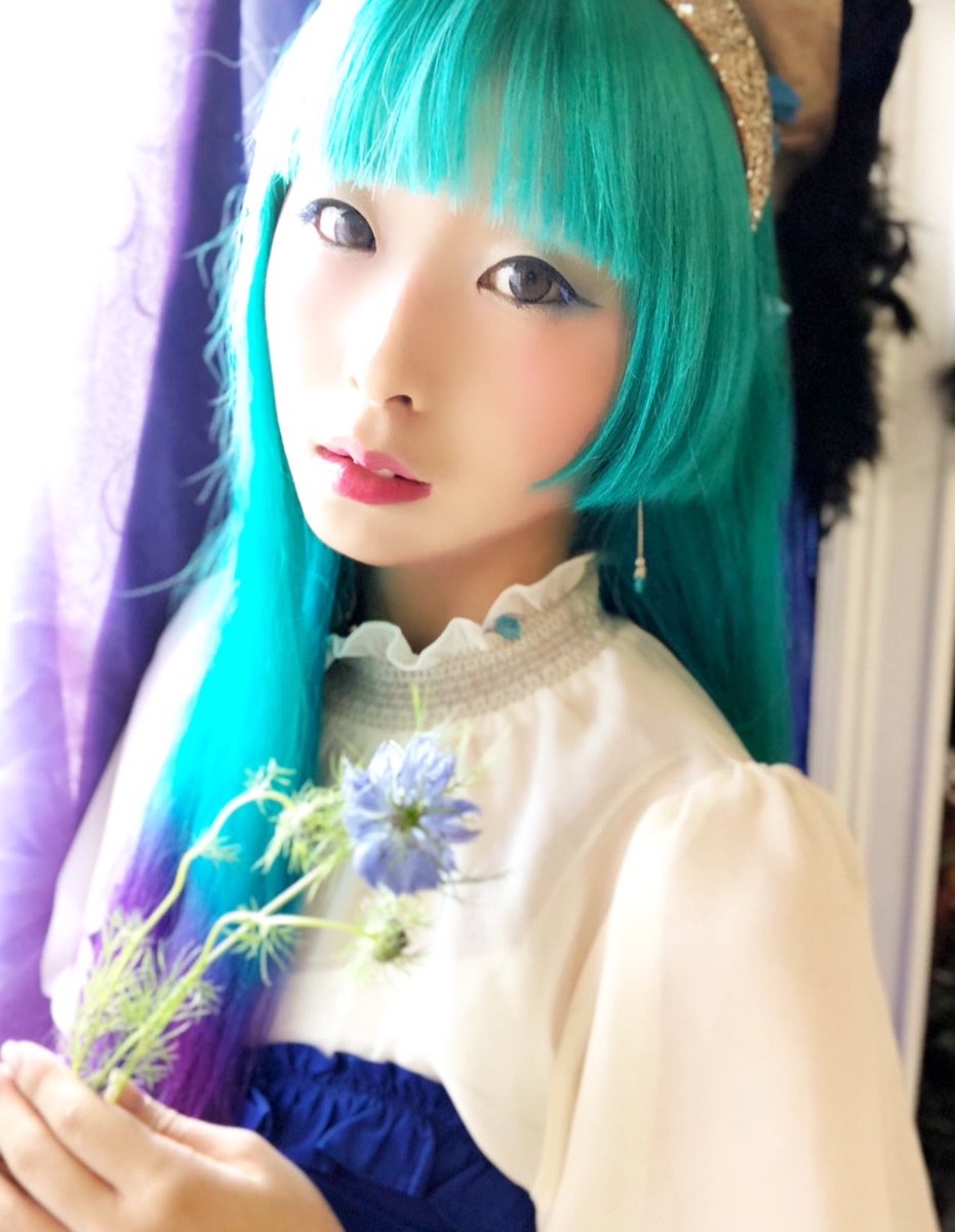 akinanaru's tweet photo. おはようございます♡♡

◼︎今日の調律🎤

深みを育てる調律🌿

美味しいハーブティーの香りを、
ふわ〜っと鼻から吸い込むイメージで🫖✨

喉の奥に、
心地よい空間が広がったら、

そのまま「お〜」と
やさしく声を出してみて🥰🎤

奥歯の力をそっとゆるめて、
響きが喉の奥から広がるように🩷

まろやかで深みのある、
大人の響きが育っていきます🌸

今日も、
あなたらしい豊かな声で過ごせますように✨

#今日の調律
#ボイトレ