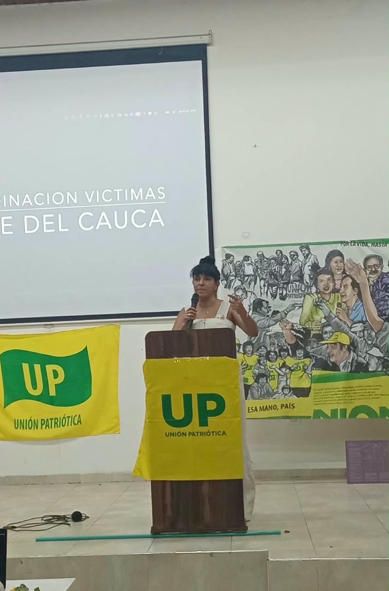 GildardoSilvaPH's tweet photo. En Yumbo conmemoramos el Día Nacional de las Víctimas del Genocidio contra la Unión Patriótica (UP), en una jornada convocada por la Corporación Reiniciar y la Junta Patriótica Municipal, como un espacio de memoria, reconocimiento y compromiso con la verdad, la justicia y la no repetición.
Durante el encuentro se destacó la importancia histórica de la Ley 2482, así como el legado de lucha, resistencia y liderazgo de la Unión Patriótica. 

Las intervenciones de Rodrigo Vargas, presidente municipal de la UP, y Gildardo Silva, presidente departamental, reafirmaron la vigencia de nuestras banderas y el papel que hoy desempeñamos en la construcción de un proyecto colectivo de transformación.

Hoy, ese legado nos impulsa a fortalecer la unidad, la participación popular y la construcción del Pacto Histórico, como escenario para sumar fuerzas y avanzar hacia un país con más democracia, justicia social y garantías para la vida.

¡Hacer memoria es resistir, defender la democracia y mantener vivas las banderas de quienes lucharon por un país distinto!

#UniónPatriótica #MemoriaHistórica #NuncaMás #VerdadJusticiaYNoRepetición