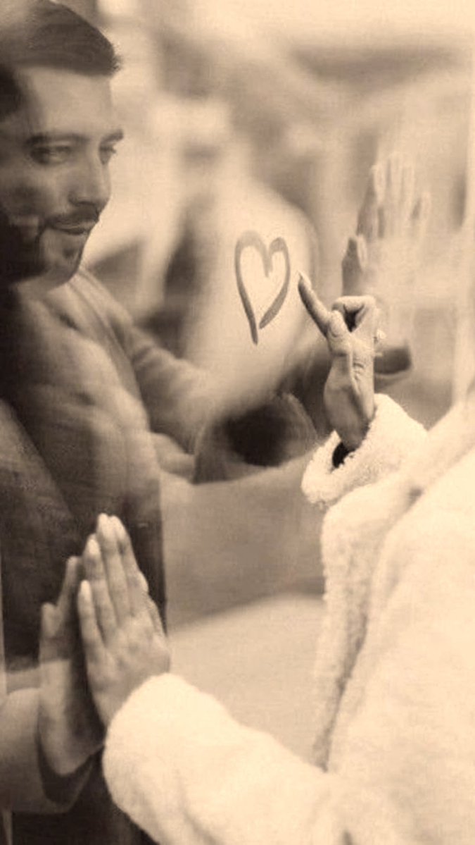 PedroAndres_80's tweet photo. El poeta y la escritora.

Me contaron que no hace mucho tiempo existió un cristal que separaba dos almas que debían estar juntas.
Dos almas que decidieron hacer sus vidas por separado y que con el transcurso del tiempo empezaron a soñarse; y a través de las palabras a buscarse... https://t.co/8QaLjrecC5