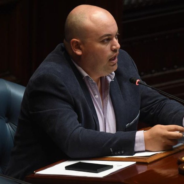 portalmvd's tweet photo. ¿CHAU DEPARTAMENTOS? NICOLÁS VIERA PROPUSO "REGIONALIZAR" URUGUAY EN "OCHO O NUEVE ZONAS"

El senador del Frente Amplio Nicolás Viera propuso regionalizar Uruguay en “ocho o nueve” zonas, eliminar todos los intendentes y todas las juntas departamentales actuales y reemplazarlos por un esquema con un Ejecutivo y un Parlamento que controle cada una de esas regiones.

La propuesta, que el propio legislador define como personal y no como una posición del Frente Amplio ni de su sector, busca “optimizar los recursos” del Estado en el territorio y “mejorar” la prestación de servicios a la ciudadanía, aseguró.

El senador aclaró que la propuesta no implica “eliminar los departamentos” como identidades territoriales; “tienen su nombre, identidad e idiosincrasia”, reconoció. Lo que plantea es que esos territorios sean “regionalizados” bajo una lógica de mayor eficiencia.

“Pensemos en, por ejemplo, eliminar todos los intendentes, todas las juntas departamentales, lo cual significaría, naturalmente, un costo menor para el funcionamiento del Estado y regionalizar en ocho o nueve regiones del país. Y a esas regiones sí asignarles poderes ejecutivos con un intendente y con su junta departamental”, esgrimió Viera.

(+) en Montevideo Portal: https://t.co/IjQF473fsw