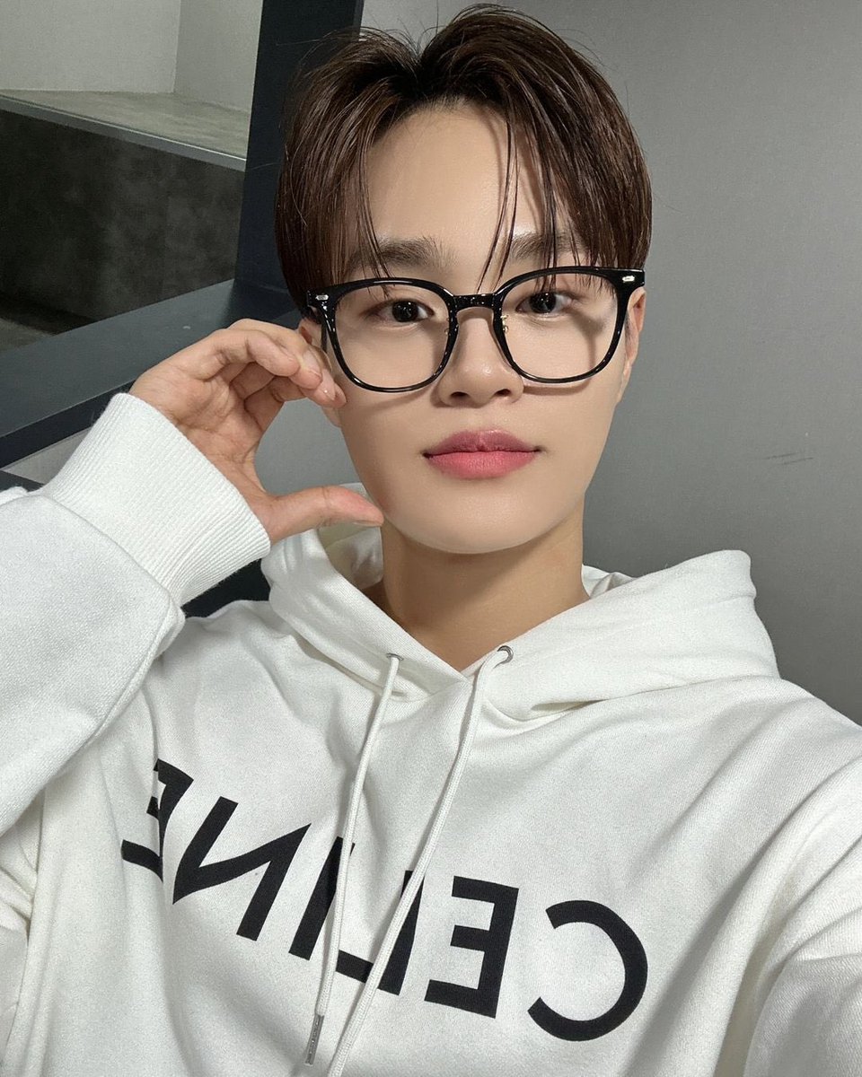 daehwigallery's tweet photo. appreciation post for daehwi in glasses 🥰

#이대휘 #DAEHWI https://t.co/doeceBAcA9