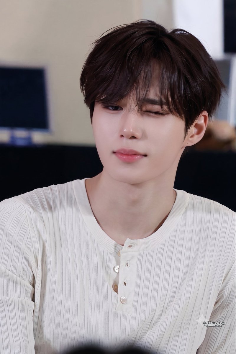 junseoseo11's tweet photo. 同じ服に見えましたが全然違いました
ボタンたちが離れていますﾒﾛﾒﾛ https://t.co/TaIurrKTDh