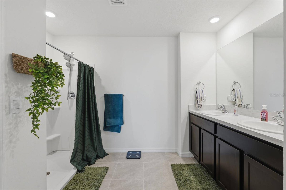 TheRealJAParker's tweet photo. Make Avalon Woods your home base. 🏡 This 2024-built Newberry home offers 5 beds, 3 baths, and 2,370 sq. ft. for $300,000. Tour it: https://t.co/oMTPw5YUce #NewberryFL #RealEstate https://t.co/u642f0K15Q