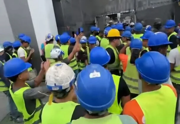 ReporteYa's tweet photo. #13Oct #Maiquetía #Protesta
Obreros que reconstruyen las terminales del aeropuerto de Maiquetía protestaron por retrasos salariales y falta de equipos de protección. Denunciaron que les adeudan una semana de pago y que enfrentan amenazas de despido cuando reclaman sus derechos laborales. – El Pitazo