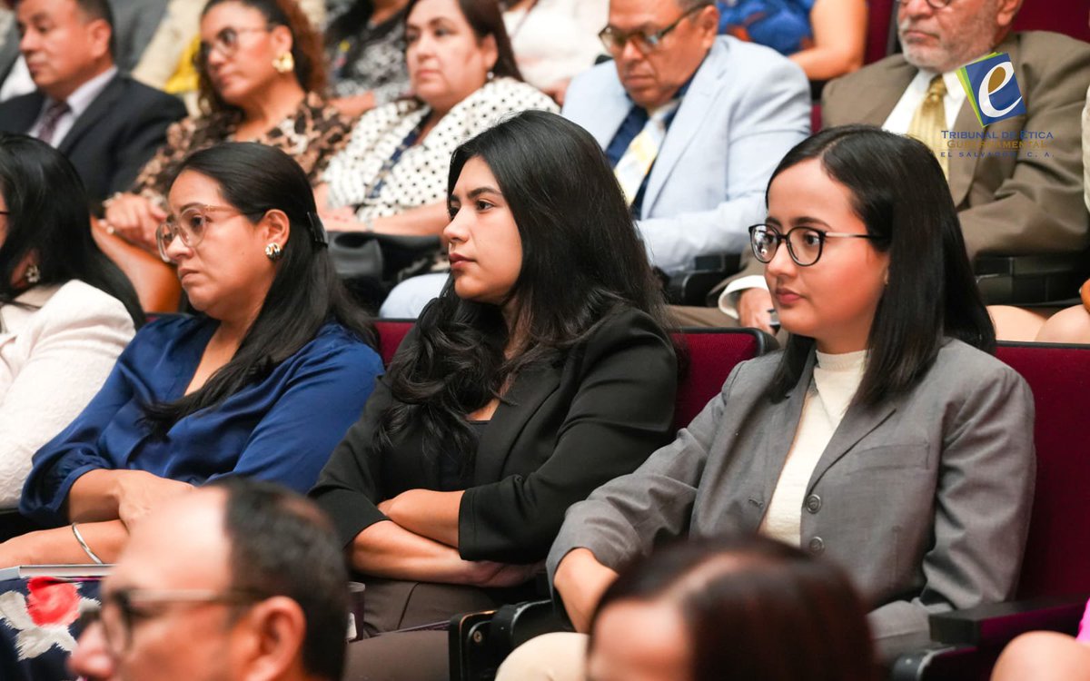 TEG_ElSalvador's tweet photo. ...explicabilidad (buscar que las decisiones puedan entenderse y justificarse) y auditabilidad (verificar que el sistema funcione correctamente y conforme a criterios legales y éticos). https://t.co/ngavfrOpdA