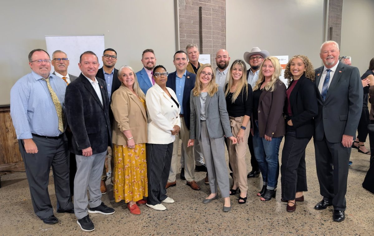 LopezForArizona's tweet photo. Second stop of the day at the Arizona Manufacturers Council Awards!
Congratulations to Florence Copper on your well-deserved recognition! We’re proud to have Florence Copper in #LD16, leading the way in innovation and helping strengthen Arizona’s manufacturing industry.
Copper is one of Arizona’s historic 5 C’s, and it’s great to see companies like Florence Copper investing in its future in our state! @TJShope @TMartinez4AZ