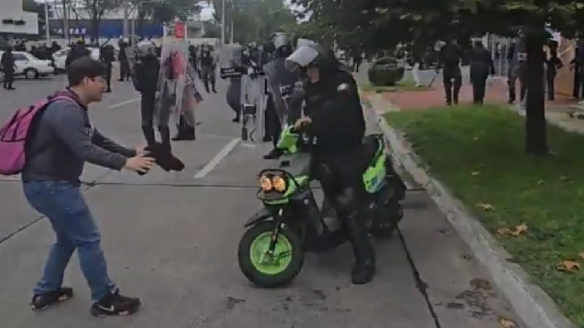 sopitas's tweet photo. “Estaba esperando un pedido”: Samuel Morales, un repartidor de aplicación de 24 años, fue detenido durante la protesta por agua limpia en Jalisco y trasladado a Puente Grande. Su mamá denuncia que fue golpeado y arrestado sin motivo, mientras la Fiscalía lo señala por presuntas lesiones contra policías. https://t.co/OPm2wNdIWP