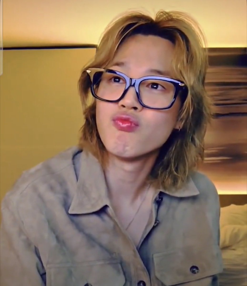 floresparajimin's tweet photo. Jimin na sua live recente!

🐥 “Você ganhou algum presente de aniversário?” Não. Eu já recebi de vocês, porque muitos de vocês me deram os parabéns, e meus pais também me parabenizaram. É isso!

E SE PREPARA MUITO JIMIN PORQUE O BRASIL TE ESPERA COM MAIS UM PRESENTE, MUITAS FLORES! 🌼