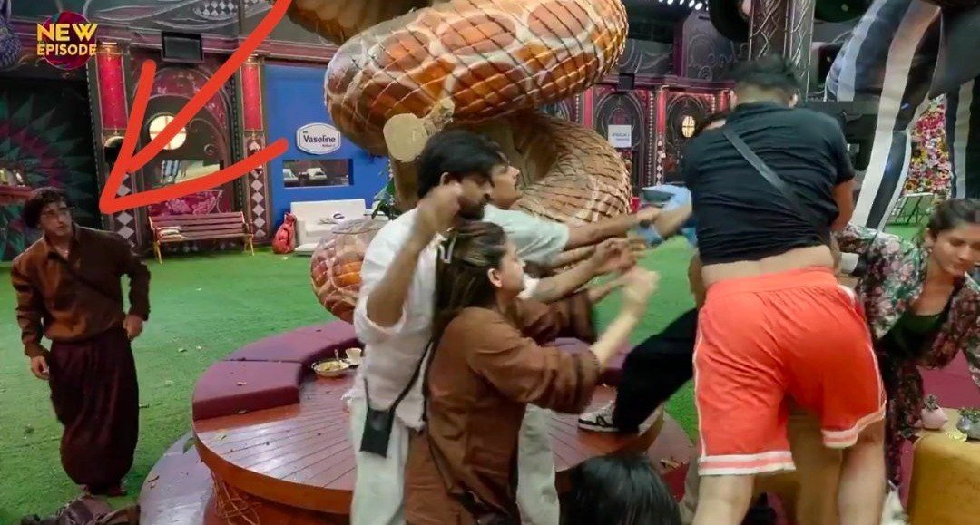 Harsh1949's tweet photo. Abe fattu 🤣 ...
Saala jab dekho tab fudakta  rehta hai , aur real fight hue to  faat gaye 🤣🤣

#BringBackNakulDhull 
SCOUT SILENCES CRITICS https://t.co/25KrWhiCui