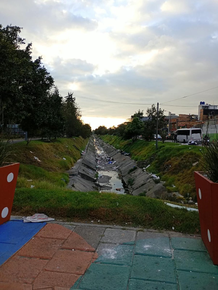 VmC1920's tweet photo. @Uaesp @AguasBogota Srs @Uaesp este es el canal Los Ángeles en Engativá, ya he hecho varios reportes, aún sin atención: https://t.co/df9qiHNeV5