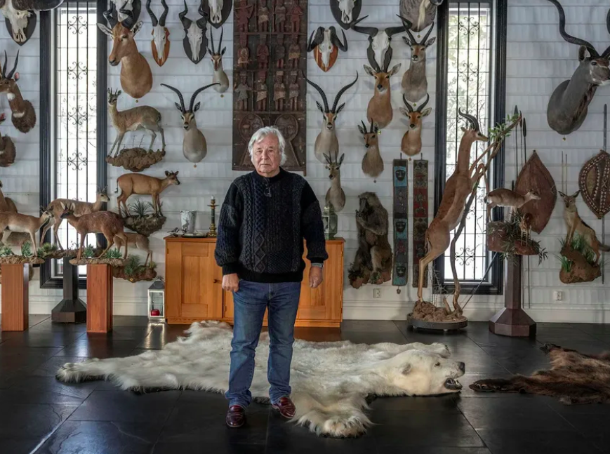 BorisBenulic's tweet photo. … OCH DÄR TILL VÄNSTER … LITE UTANFÖR BILD … HÄNGER ETT NEDLAGT FOODORABUD
Man får vara glad att Jan Guillou låst in bössorna i vapenskåpet och inte längre ägnar sig åt jakt.
Han verkar nämligen sedan länge fantisera ihop sin egen verklighet, och tycker sig ha sett och upplevt saker som aldrig inträffat.

Så hade inte Guillou stoppat undan bössorna hade det väl bara varit en tidsfråga innan han tyckt sig se en besoarantilop röra sig över slätterna i Roslagen, kramat avtryckaren … och pang så hade ett Foodorabud som förirrat sig ut på landsbygden fällts … och riskerat att av en stolt Guillou skickas till taxidermisten för att stoppas upp.

Senare skulle säkert Guillou – i en av de där otaliga intervjuerna med honom – hävda att det den besökande journalisten såg där på vägen inte var ett Foodorabud utan en besoarantilop.

Journalister som intervjuar Guillou är alltid underdåniga, så ingen skulle våga ifrågasätta mästarens utsaga – om nu någon mot all förmodan gör det, och försynt påpekar att det som hänger på väggen är misstänkt likt en indier … så finner sig säkert Guillou snabbt (efter att ha gått riktigt nära) och säger något i stil med:

“Ja, hrrrrm, jag skulle just säga det att det du ser där är en högerextrem hindunationalistisk terrorist som låg i bakhåll för mig när jag skulle gå ut och tömma brevlådan … men jag hann först och jag avlossade båda piporna innan han ens hann skrika ´Jai Shri Ram!´. Du ska veta att hindunationalisterna står i förbund med Israel, så det var väl ett beställningsjobb från Mossad.”

Man kan tycka att en skribent och författare som använder sina texter till att försköna och förgylla sig själv – samtidigt som han förvränger verkligheten och politiska skeenden – inte borde ha någon större läsekrets.

Men det har Guillou.

Miljoner har uppenbarligen läst hans trilogi om tempelriddaren Arn. Varför förstår jag inte, den har ungefär lika mycket med korstågens historiska verklighet att göra som verk som skildrar Narnia, Midgård, Eriador och Fylke har något att göra med samhällen som existerat.

Möjligen är Arn-trilogin böcker de mest skadliga av Guillous verk. Där smygs en helt förvanskad bild av islam in – och där skapas miljöer och förhållanden som i aldrig funnits.

Men som Guillou påpekat – han skrev böckerna för att påverka läsarens syn på islam och araber … och den som vill påverka någon i en eller annan riktning, och anser det vara det viktiga … han kan frestas att fantisera och fabulera för att dölja hur det verkligen förhöll sig. 

Guillous mål är att européer ska känna sig tacksamma mot islam …och den som vill frammana sådana känslor i dag tvingas skriva skrönor och sagor om personer som sultanen Saladin. Vilket Guillou gjort.

I vilket fall – som en slags motgift skrev jag en längre essä om den historiska verkligheten i mellanöstern under den period Arn-trilogin utspelar sig.
Den texten finns nu tillgänglig i Traktat-serien.

Läs – den ger dig underlag för att ta diskussionen när någon i din omgivning säger saker som.
“Om det inte vore för islam så …” (och sedan listar de allt från geometri och glass till hästkapplöpning).
Länk nedan.