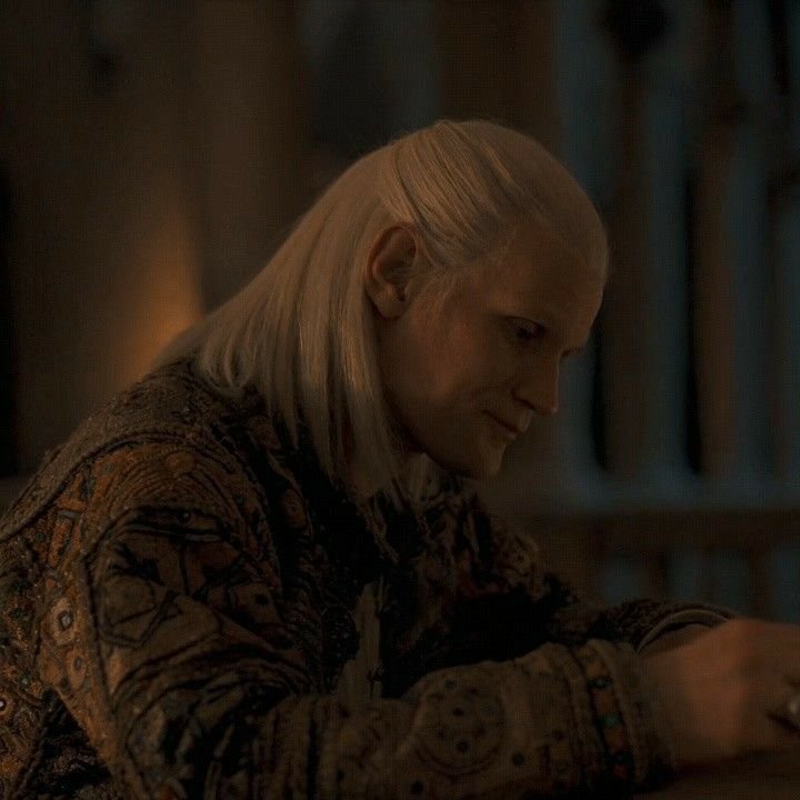 YassinASOIAFk's tweet photo. #ASOIAF
من أكثر الأشياء المثيرة بـ ديمون تارغاريان هوسه وقراءته لتاريخ فاليريا.📜🐉
عندما قال إن التنانين قتلت بعضها "كما حدث بالفعل، أي مايستر درس تاريخ فاليريا يمكنه إخبارك بذلك"، فهو يلمح للحروب الأهلية بين عائلات أسياد التنانين الـ40 قبل السقوط.???? https://t.co/uYUtEwpDC5
