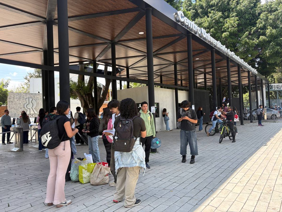 ZonaDocs's tweet photo. #Ahora Comienzan a agruparse estudiantes del Centro Universitario de Ciencias Exacta. Invitan a participar para exigir su derecho a la libre manifestación y por la liberación de los detenidos trasladados a Puente Grande.

📸 @lesszep2 https://t.co/bnwfXtl22T