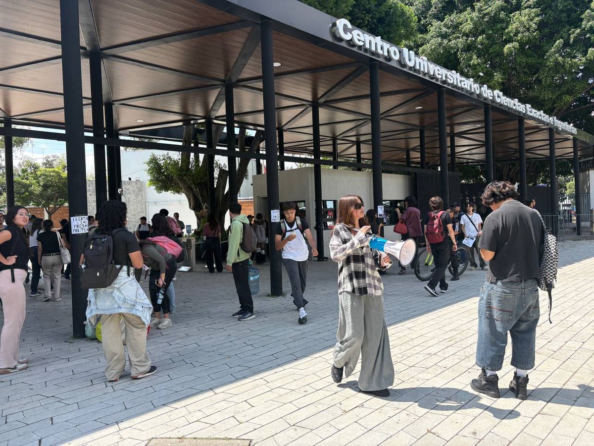 ZonaDocs's tweet photo. #Ahora Comienzan a agruparse estudiantes del Centro Universitario de Ciencias Exacta. Invitan a participar para exigir su derecho a la libre manifestación y por la liberación de los detenidos trasladados a Puente Grande.

📸 @lesszep2 https://t.co/bnwfXtl22T