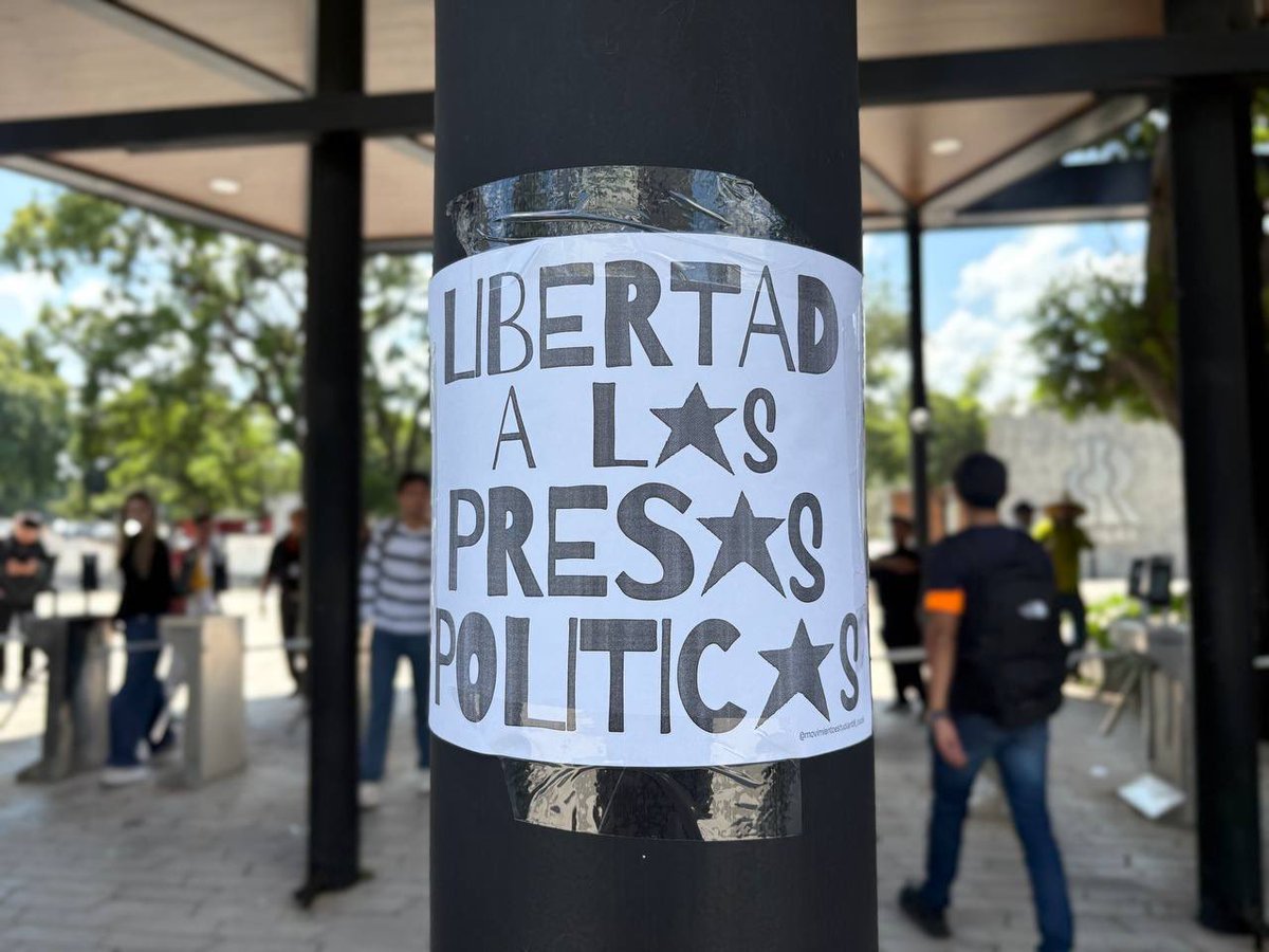 ZonaDocs's tweet photo. #Ahora Comienzan a agruparse estudiantes del Centro Universitario de Ciencias Exacta. Invitan a participar para exigir su derecho a la libre manifestación y por la liberación de los detenidos trasladados a Puente Grande.

📸 @lesszep2 https://t.co/bnwfXtl22T