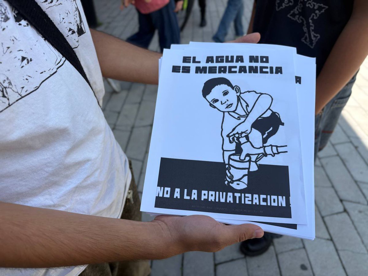 ZonaDocs's tweet photo. #Ahora Comienzan a agruparse estudiantes del Centro Universitario de Ciencias Exacta. Invitan a participar para exigir su derecho a la libre manifestación y por la liberación de los detenidos trasladados a Puente Grande.

📸 @lesszep2 https://t.co/bnwfXtl22T