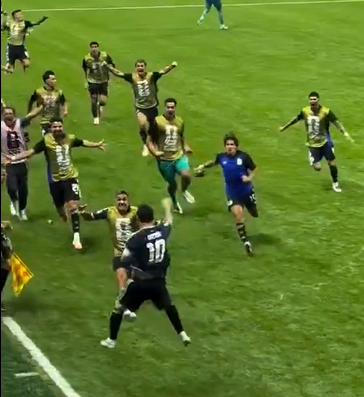 therealdio972's tweet photo. @LaMasiaDe1899 Cualquiera que vea esto sin saber el contexto pensaria que fue messi el que anoto el gol pero no, solo dio el maginifico centro, la ultima proeza de Leo en seleccion y la mas grande de todas https://t.co/Kgg61GsbfX