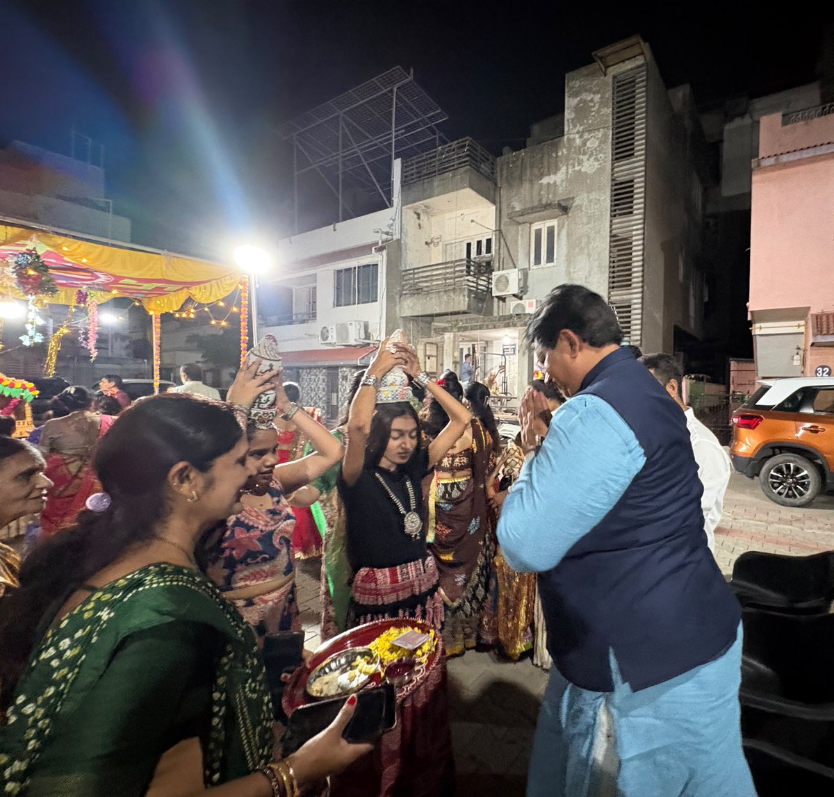 AmitThakerBJP's tweet photo. વેજલપુર વોર્ડની અમૃતજીવન સોસાયટીમાં સૌ રહીશો સાથે નવરાત્રી ઉત્સવમાં માઁ જગદંબાના દર્શન કરી સૌની સમૃધ્ધિની કામના કરી.
#Navratri #HappyNavratri #Navratri2026 https://t.co/49QBUXYMEJ
