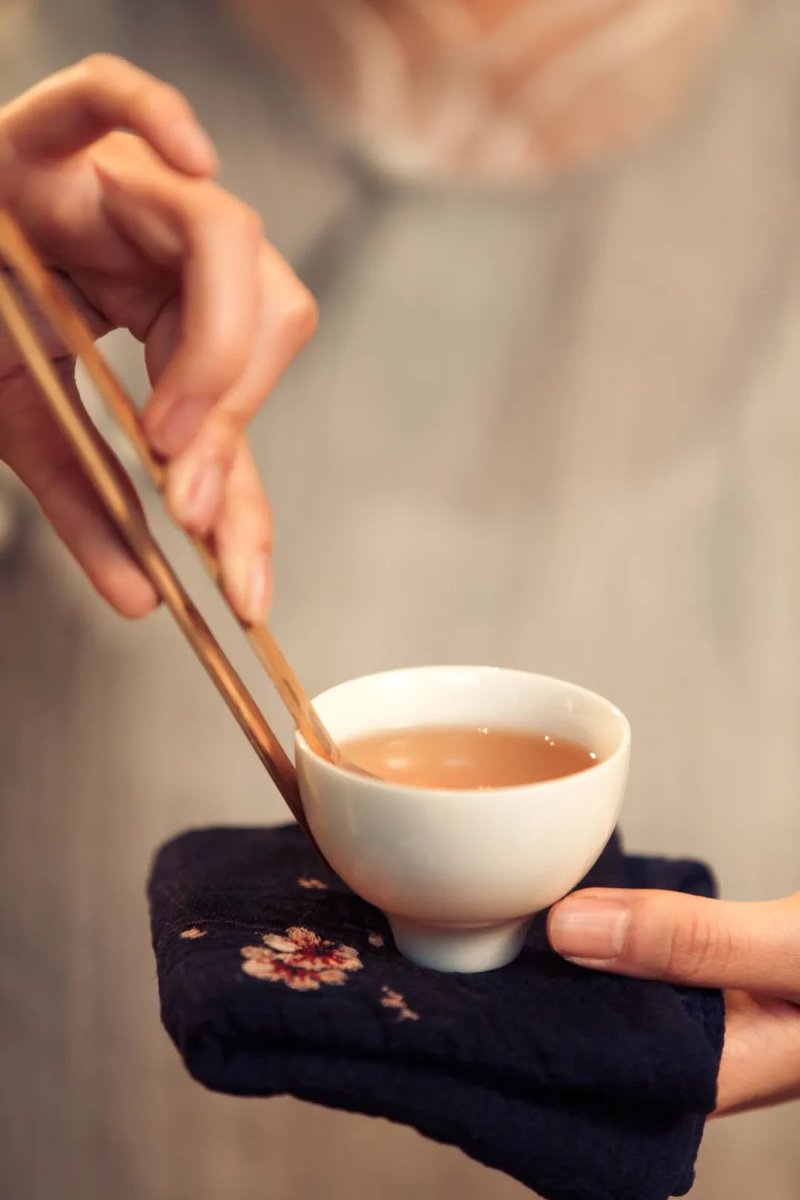 Readvyxqf's tweet photo. [宦さんの汲んだ水を、掌でそっとすくって、耈いだ麦茶を喂む。静かなひととき]， https://t.co/E8XdbvDLDI