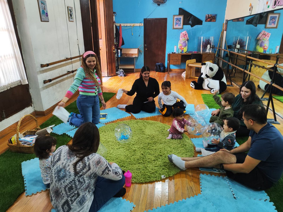CulturaCoahuila's tweet photo. ¡Leer, jugar y crecer juntos desde los primeros años!
En el Salón de la Primera Infancia de la Casa de la Cultura de Saltillo, disfruta con tus pequeños de narraciones orales, juegos de cuna, arrullos y nanas que fortalecen el vínculo familiar y despiertan el gusto por la lectura.
¡Te esperamos los miércoles de octubre y noviembre miércoles de octubre y noviembre, a las 11:00 h para bebés de 0 a 3 años y a las 16:00 h para niñas y niños de 4 a 5 años!
#30AñosAlasyRaíces #CoahuilaPaDelante #APasosDeGigante