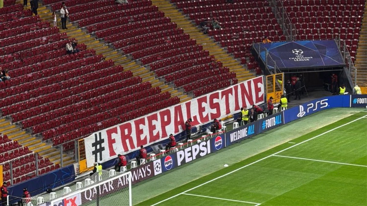 idextratime's tweet photo. Respect buat fans Galatasaray yang berani suarakan ini di panggung terbesar Eropa 🙌🇵🇸

Fans Galatasaray bentangkan dua banner besar di stadion saat laga UCL melawan Barcelona :

"Free Palestine" "Humanity lost conscience in Gaza"

🫡🇹🇷 https://t.co/gWLeWS3vfy
