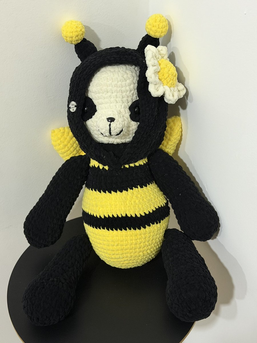 Luangameplay666's tweet photo. OLHA O PRESENTE QUE EU GANHEI NA BGS. UM PANDINHA ABELINHA DE CROCHÊ GIGANTE. EU VOU LEVAR ELE PRA EVO 2027 E TRAZER A VITÓRIA PRO BRASIL PORRA https://t.co/eIWymOzQQl