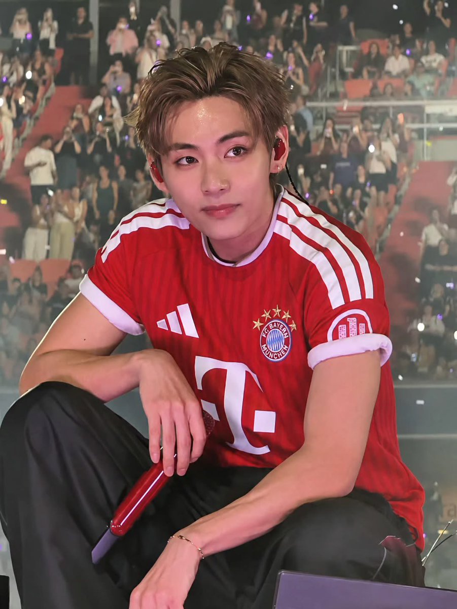 fakimoon's tweet photo. taehyung’s arirang tour looks are perfection https://t.co/oXuhAKWT9P