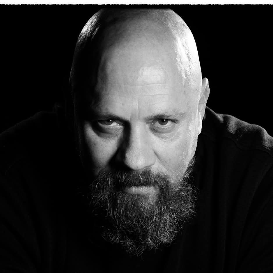 TomislavHorva20's tweet photo. Boris Dežulović: Srpski studenti nisu nositelji progresivnih ideja, već kleronacionalizma.

Srpska mladost ostarjela prije vremena.

Volio bih da me studenti demantiraju ako pobijede!

„Umjesto za progresivne promjene, srpski studenti prosvjeduju noseći križeve i ikone svetaca.

Naravno da sam za rušenje Vučića. Ali ako ćeš to raditi s ikonografijom i po pravilima igre koje su postavili nacionalisti devedesetih godina, nećeš mnogo toga postići. Ipak, volio bih da mi studenti za tri godine kažu: ‘Boro, matori konju, nisi bio u pravu.

Takav zaokret prema kleronacionalizmu i konzervativnim dogmama, umjesto kritičkom razmišljanju, pokazuje da je srpska mladost ostarjela prije vremena.“

Izvor: Velike priče