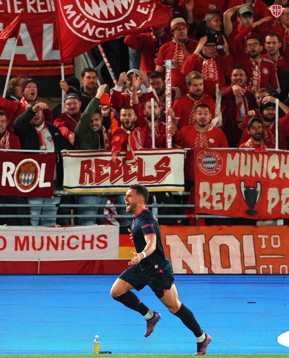 NordiskNorvege's tweet photo. Ce cliché de dingue de Gianni Stensness célébrant devant le parcage des supporters du Bayern Munich !🤩 https://t.co/1vU6oYbnzz