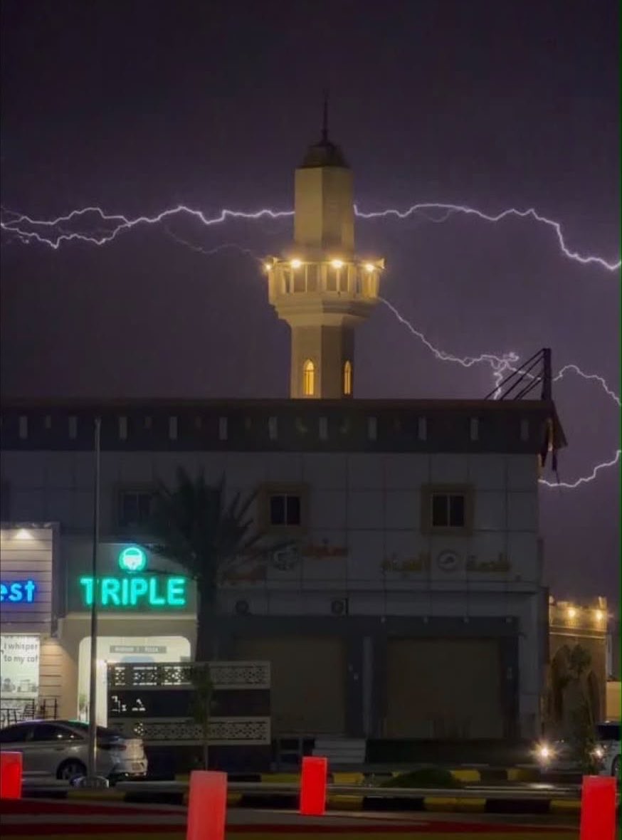 bisawiya's tweet photo. #بلدية_العيساوية | 📸⛈️

أضاء البرق السماء، واكتست شوارعنا 
بجمال الأجواء الشتـوية، في مشـاهـد 
تبشّر بقـدوم فصـل الشـتـاء، وتحمـل 
معها نسمـات البرد وبشائر الغيـث. 🌧️❄️

جعلها الله أمطار خير وبركة، وشتاءً عامرًا 
بالخير والبهجة. 🤍

#جودة_حياة
#مواكبة_لا_تنتهي
#بلدي https://t.co/GcVRL1NYq2