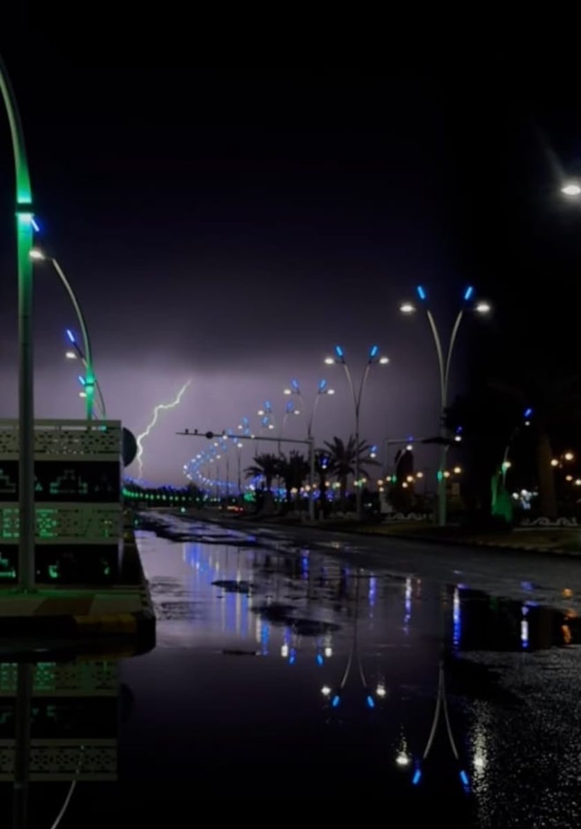 bisawiya's tweet photo. #بلدية_العيساوية | 📸⛈️

أضاء البرق السماء، واكتست شوارعنا 
بجمال الأجواء الشتـوية، في مشـاهـد 
تبشّر بقـدوم فصـل الشـتـاء، وتحمـل 
معها نسمـات البرد وبشائر الغيـث. 🌧️❄️

جعلها الله أمطار خير وبركة، وشتاءً عامرًا 
بالخير والبهجة. 🤍

#جودة_حياة
#مواكبة_لا_تنتهي
#بلدي https://t.co/GcVRL1NYq2