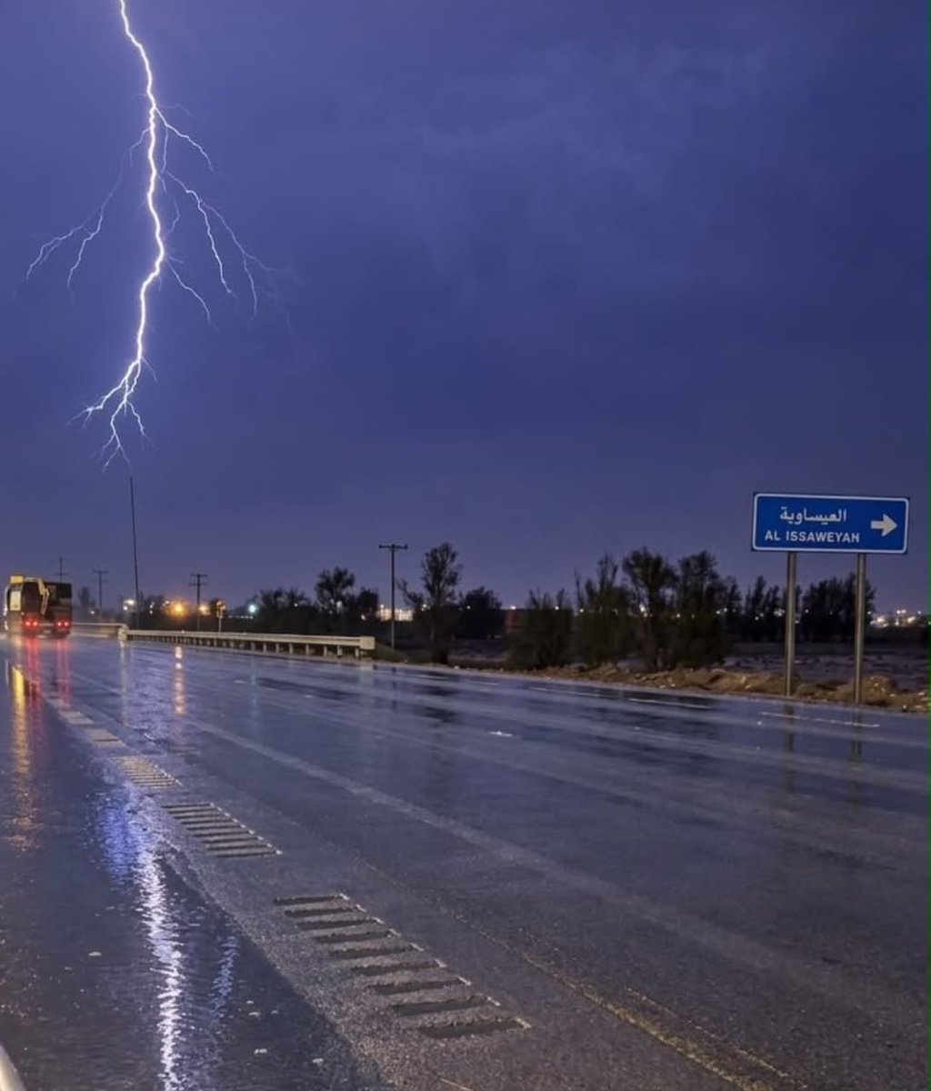 bisawiya's tweet photo. #بلدية_العيساوية | 📸⛈️

أضاء البرق السماء، واكتست شوارعنا 
بجمال الأجواء الشتـوية، في مشـاهـد 
تبشّر بقـدوم فصـل الشـتـاء، وتحمـل 
معها نسمـات البرد وبشائر الغيـث. 🌧️❄️

جعلها الله أمطار خير وبركة، وشتاءً عامرًا 
بالخير والبهجة. 🤍

#جودة_حياة
#مواكبة_لا_تنتهي
#بلدي https://t.co/GcVRL1NYq2