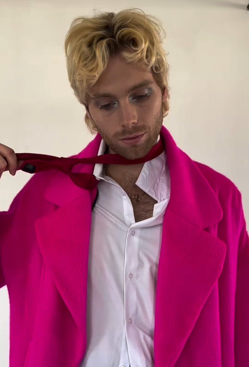 dailylrhmakeup's tweet photo. pink and silver/blue https://t.co/PzDgqtMrEb