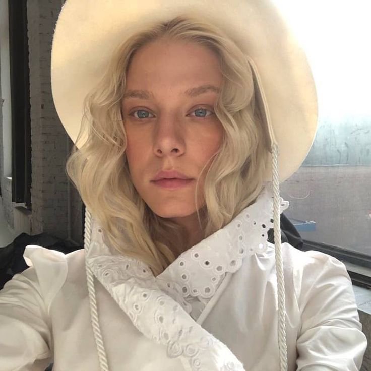 B73300Blue's tweet photo. Alyona Mikhailova is serving us a modern Rhaenyra https://t.co/cEmYbm3t52