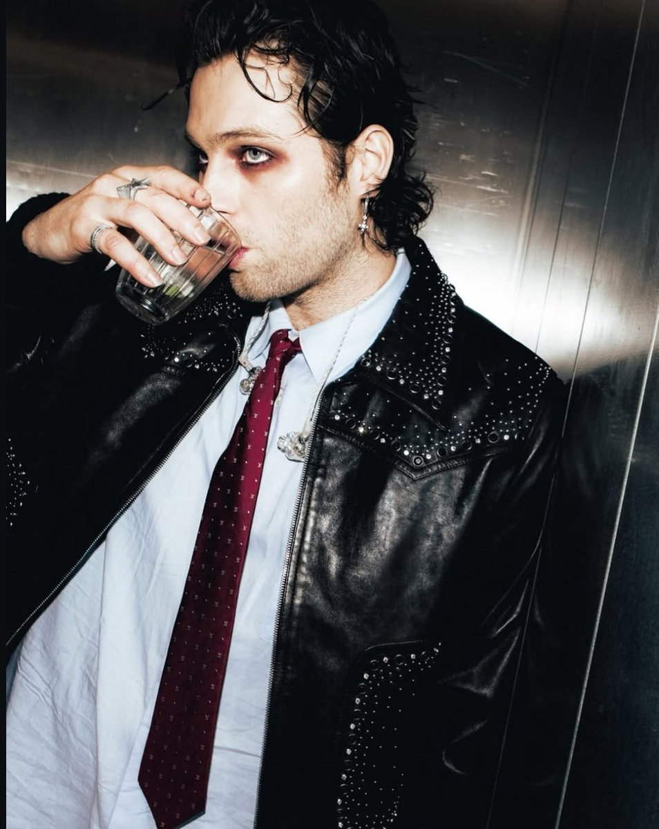 dailylrhmakeup's tweet photo. vamp eas luke https://t.co/sw7zaSddkN
