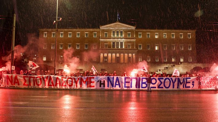 red_salute's tweet photo. Ο αγώνας των φοιτητών που εξελίσσεται αυτές τις ώρες στο Σύνταγμα υπό βροχή, είναι πραγματικά συγκινητικός.

Τα παιδιά αξίζουν να σπουδάζουν ,
όχι να παλεύουν για την επιβίωση!

Ολοι μαζί τους!✊ https://t.co/9vgovSxZYn
