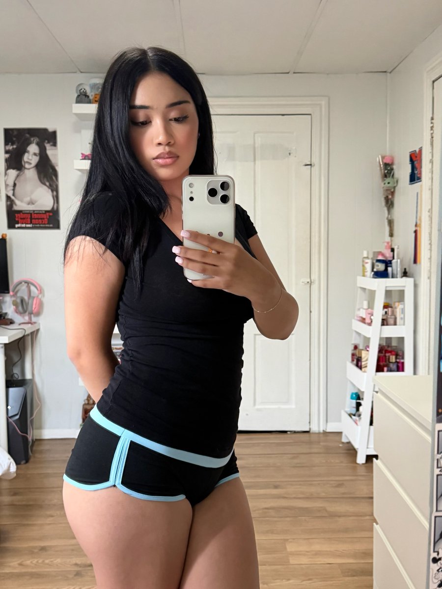 yourluvBorbiana's tweet photo. booty eating the shorts.. https://t.co/yQWr2Vk69W