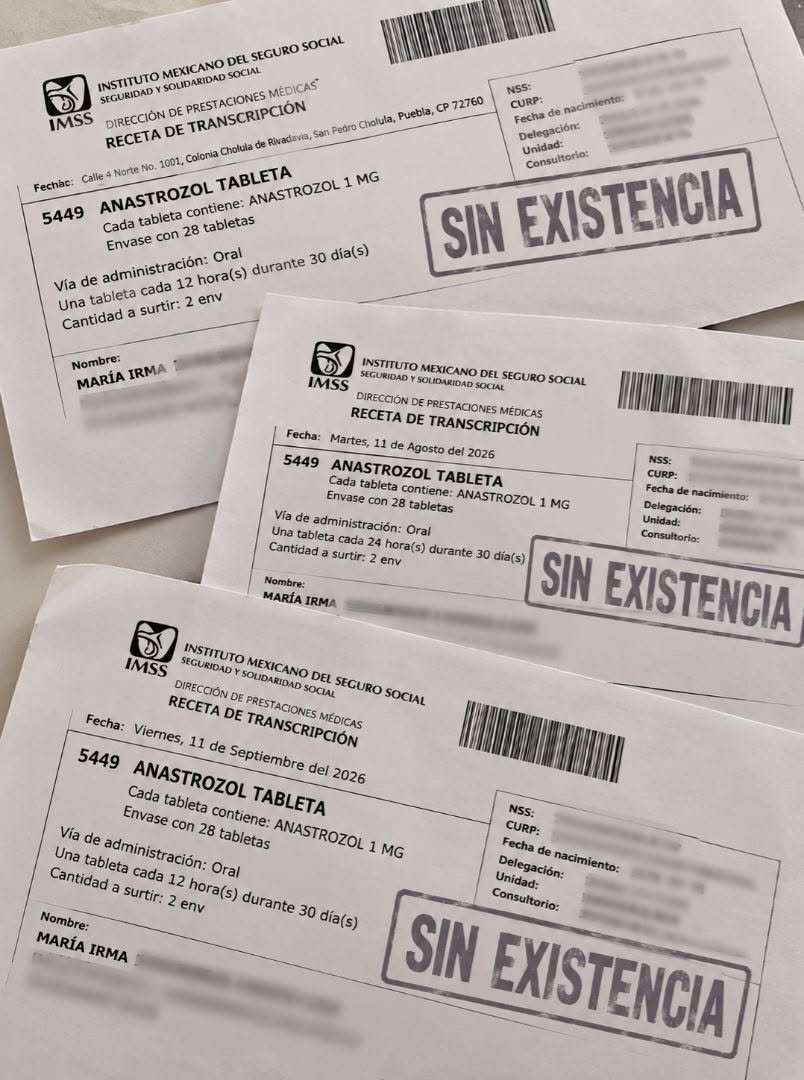 GARCIPAVON's tweet photo. ✍️   Irma Montalvo 👇

EL IMSS NO ESTÁ COLAPSANDO… PARA MUCHOS DE NOSOTROS, YA COLAPSÓ.

Estos días he visto las manifestaciones de trabajadores del IMSS y quiero compartirles algunas situaciones que últimamente hemos vivido con mis papás. No son cosas que me contaron ni que vi en las noticias, son experiencias que nos han tocado vivir como familia.

Cuando mi mamá fue diagnosticada con cáncer, hicimos todo lo posible por atenderla de manera particular, pero llegó un momento en que los gastos fueron demasiado grandes y buscamos incorporarla al IMSS.

En su cirugía más reciente vimos a médicos residentes discutir hasta por unas hojas de papel para imprimir documentos. Al trasladarla al quirófano tampoco había una sábana disponible; finalmente consiguieron una, pero la bata que le dieron estaba rota y era tan pequeña que parecía de niño. Después de la cirugía, para el dolor únicamente nos proporcionaron paracetamol y nos indicaron que, ante cualquier complicación, regresáramos a urgencias.

Y uno se pregunta: ¿cómo no sentir incertidumbre cuando has visto las condiciones en las que tienen que trabajar?

Pero lo más preocupante es que mi mamá necesita un medicamento durante cinco años como parte de su tratamiento posterior al cáncer de mama. Llevamos casi tres meses sin que se lo surtan. Nosotros hemos podido comprarlo, pero ¿qué pasa con quienes no tienen esa posibilidad?

Con mi papá fue algo similar. Le diagnosticaron apnea del sueño severa y el neumólogo nos explicó que necesitaba un equipo especial para dormir. Después de trámites, vueltas y hasta firmar un contrato por un año, nos informaron que no podían entregarlo porque, según nos dijeron, el IMSS tenía adeudos con la empresa proveedora.

El contrato quedó firmado, pero el equipo nunca llegó. Ante la gravedad del diagnóstico, tuvimos que comprarlo de manera particular.

Además, ambos son diabéticos e hipertensos y hemos encontrado desabasto incluso de medicamentos tan comunes como la metformina.

En este camino nos hemos encontrado con personal apático, pero también con médicos, enfermeras y trabajadores que realmente quieren ayudar y que simplemente no cuentan con los recursos necesarios. Algunos incluso te cuentan sus dificultades; otros prefieren callar por temor a represalias.

Por eso, cuando veo las manifestaciones, entiendo que no se trata solamente de pedir mejores salarios o condiciones de jubilación, sino también de las condiciones en las que trabajan.

Nosotros, con esfuerzo y sacrificios, siempre buscaremos la manera de que nuestros padres estén bien. Pero ¿qué pasa con las familias que no tienen dinero para comprar medicamentos, equipos o pagar atención particular?

No comparto esto para desacreditar a los trabajadores ni para generar una discusión política. Lo comparto porque lo hemos vivido y porque muchas personas desconocen esta realidad hasta que les toca enfrentarla.

La salud no debe politizarse. No se trata de defender gobiernos, partidos o administraciones, sino de reconocer las carencias, exigir soluciones y entender que estamos hablando de vidas humanas.

Lo que los trabajadores denuncian dentro de la institución, muchos derechohabientes lo estamos padeciendo como pacientes.

Y mientras unos luchan por mejores condiciones para trabajar, otros luchamos para que nuestros familiares reciban la atención que necesitan.

No podemos seguir normalizando que falte lo indispensable en una institución de salud.

Porque detrás de cada receta marcada con “SIN EXISTENCIA” hay una persona que SÍ EXISTE, que tiene nombre, una familia y una enfermedad que no puede esperar.

La salud es un derecho, no un privilegio ni una bandera política. Y garantizarla debería estar por encima de cualquier interés.