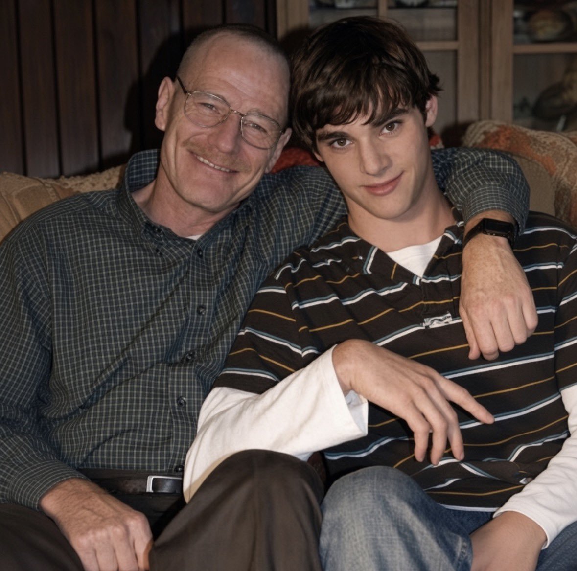 BalaquiWal's tweet photo. 🚨NEWS : L’acteur Bryan Cranston a publié un hommage bouleversant à RJ Mitte, son fils dans Breaking Bad, qui s’est malheureusement suicidé à seulement 34 ans…  
« Je suis profondément en détresse écrivant ceci ce soir. RJ Mitte, mon fils dans Breaking Bad, est mort 1/2 https://t.co/2CDpQFushE