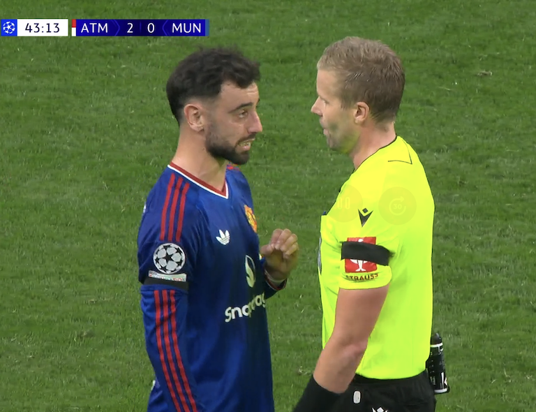 TouchlineX's tweet photo. 🚨 𝗡𝗘𝗪: Bruno Fernandes wants the goal to get DISALLOWED! https://t.co/Ma5iUWoqJ8