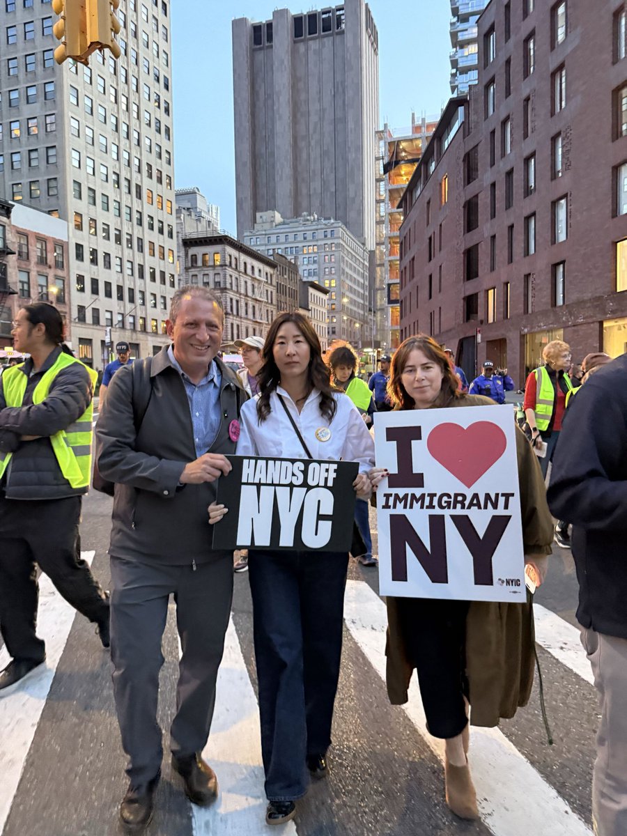 AMGraceLee's tweet photo. After ICE shot a man in a car with his 5 year old son inside, I rallied alongside thousands of New Yorkers to demand that ICE be held accountable and keep their #HandsOffNYC. ICE’s violence has no place in our communities. https://t.co/5oXkX47ENR