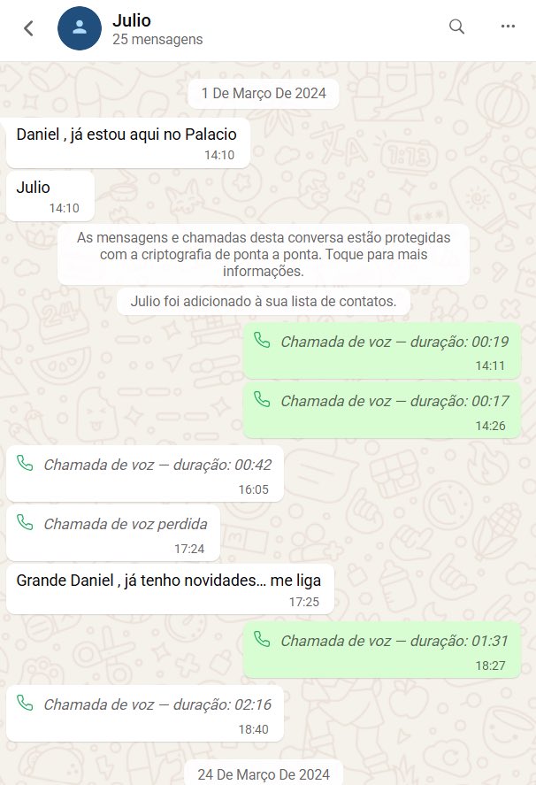 ojornaleirobr's tweet photo. “Dr., começou a chegar meninas. Pode liberar?”

“Todas que chegarem. Pode subir.”

Esse é um dos diálogos encontrados no celular de Daniel Vorcaro, que organizava festas com mulheres, inclusive estrangeiras, em seu triplex de luxo.

As mensagens reveladas pelo UOL mostram que o banqueiro dava instruções aos funcionários sobre a entrada das convidadas, o recolhimento de celulares e a recepção dos homens.

Durante uma dessas festas, um funcionário informou:

“Emprestei quarto do lado para ministro com 5 menina.”

Duas horas depois, outra mensagem:

“Ministro tá sem pressa nenhuma de ir embora, acabou de fala que está renovando para começa tudo novamente.”

Dias depois, uma intermediária cobrou R$ 10 mil por uma mulher que, segundo ela, havia ficado com “Kassio”.

Investigadores suspeitam de uma referência a Kassio Nunes Marques, ministro do STF e presidente do TSE. A identidade não está comprovada, e o magistrado nega ter solicitado favores a Vorcaro.

Estamos falando do mesmo banqueiro investigado por financiar uma rede de prostituição que recrutava mulheres refugiadas de guerra.