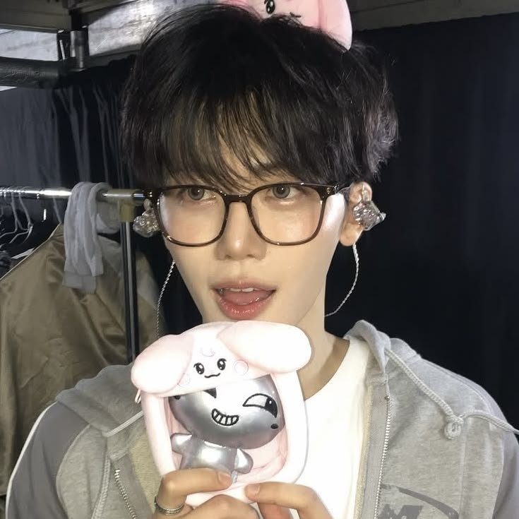haobinz03's tweet photo. 𑣲 post a photo of you and three of your favs and let your oomfs choose who suits you the best ˚⟡˖ ࣪

This was a task to do in itself (I hated all the choices for my pics) but let's seee https://t.co/x6QHFbH2Xy