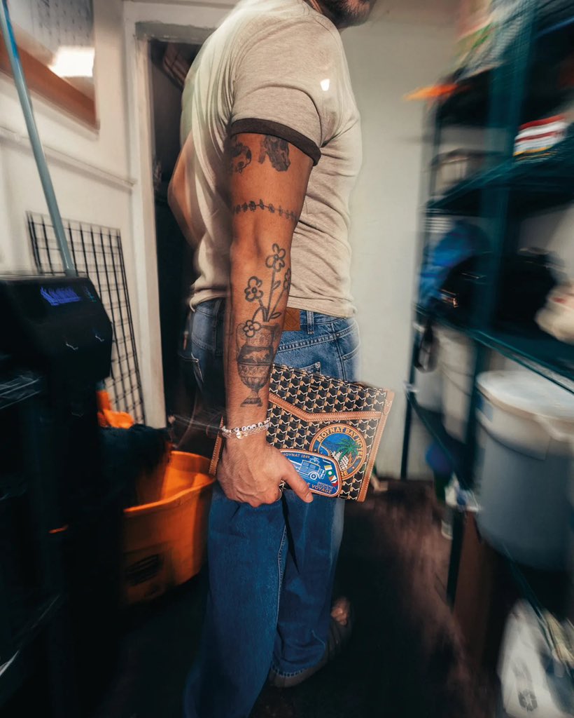 badbunita's tweet photo. NO HAY MANERA de que este migajeando por esta foto nueva del brazo de Bad Bunny 😭😭 https://t.co/wwokslnklr
