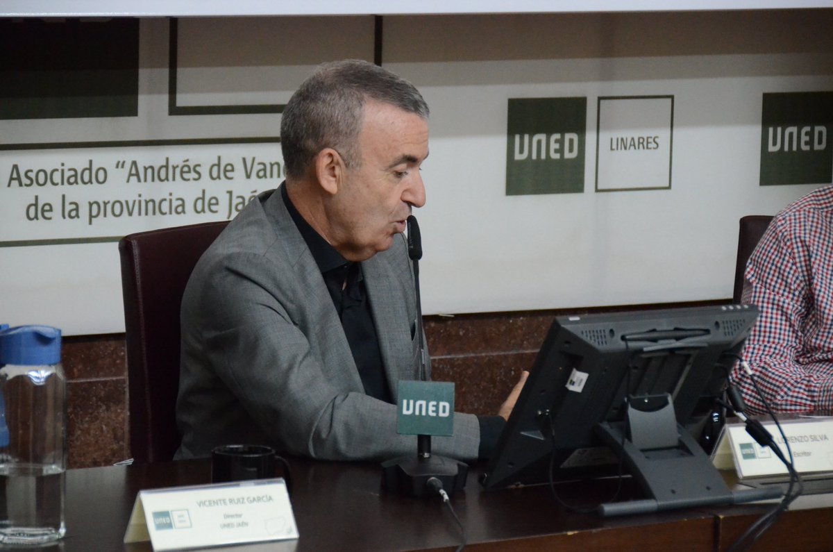 CINHDe's tweet photo. 📚✨ LA LITERATURA Y LA HISTORIA SE DAN CITA EN ÚBEDA 🏰🖋️

📸📖 Os dejamos algunas de las imágenes que nos ha regalado la presentación de la novela “Con nadie”, del reconocido escritor Lorenzo Silva, celebrada en el salón de actos de la UNED. https://t.co/RuX7vyYf4m