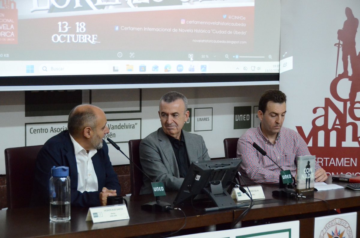 CINHDe's tweet photo. 📚✨ LA LITERATURA Y LA HISTORIA SE DAN CITA EN ÚBEDA 🏰🖋️

📸📖 Os dejamos algunas de las imágenes que nos ha regalado la presentación de la novela “Con nadie”, del reconocido escritor Lorenzo Silva, celebrada en el salón de actos de la UNED. https://t.co/RuX7vyYf4m