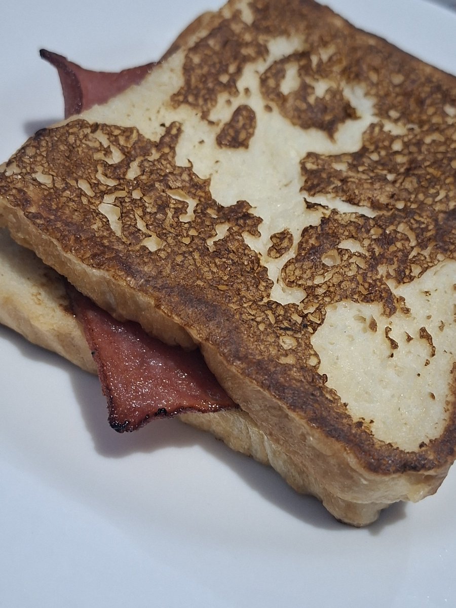 tomtorio_'s tweet photo. French toast with ham https://t.co/yOQGoKpNLu